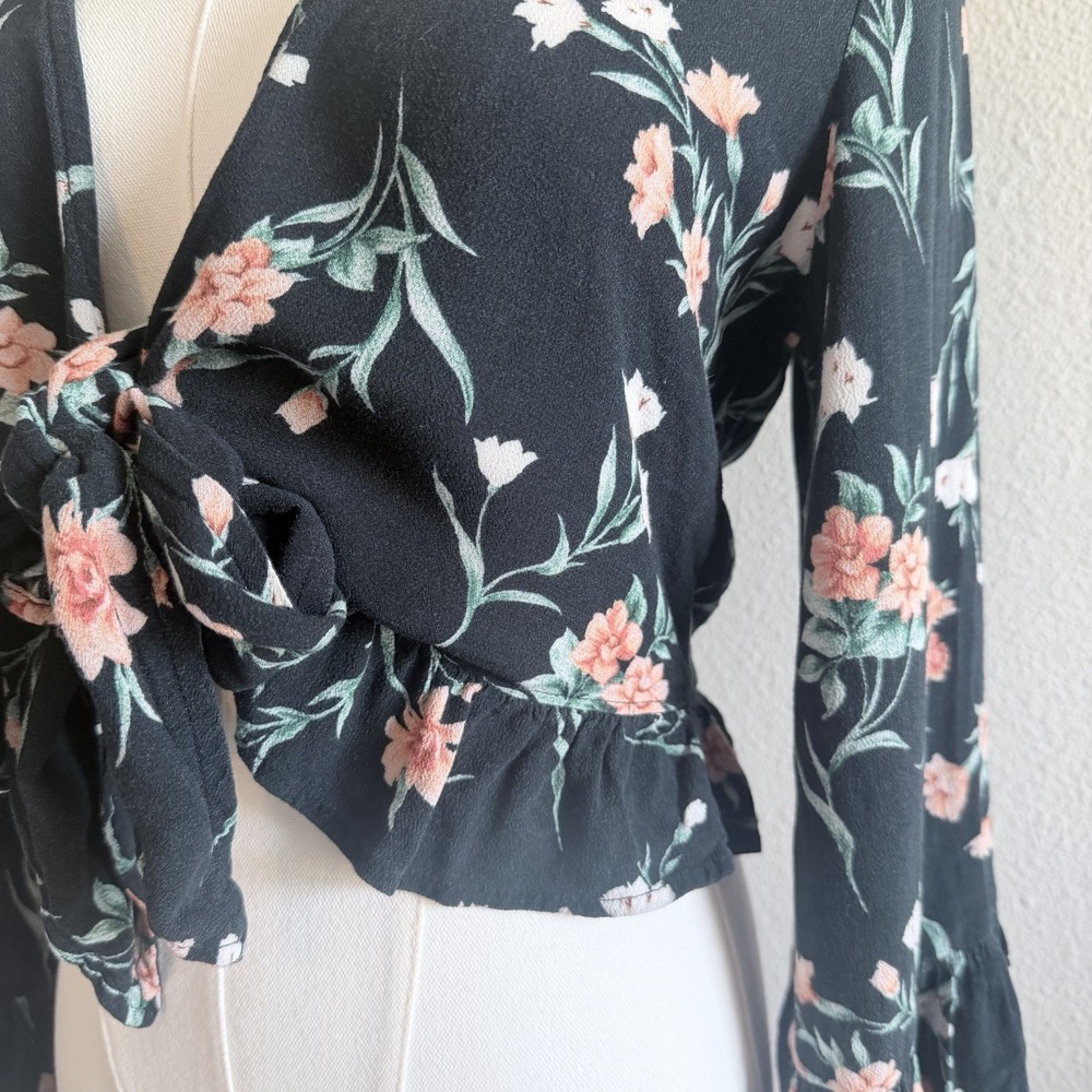 American Eagle Floral Cropped Wrap‎ Tie V-Neck Blouse Black Pink Boho Summer M - Picture 4 of 7